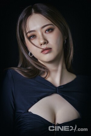 고아라, 가슴 뻥 뚫린 과감한 절개 의상