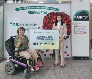 '의자의 여왕' 최윤영, 채움누리학교에 제작 의자 기부