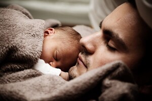 아기의 울음을 진정시키고 안정된 잠을 유도하는 과학적 방법
