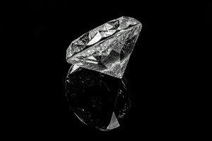레이저 폭발과 플라스틱의 만남: 나노 다이아몬드 생성의 새로운 방법