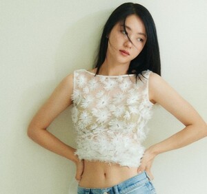 전여빈, 무심한 듯한 표정이 더욱 매력적인 복근 노출