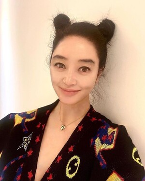김혜수, 귀여운 뿌까머리-갈래머리도 소화하는 53세