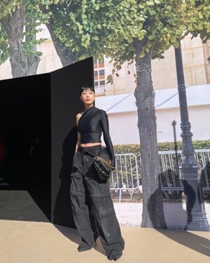 전도연, 원 숄더 톱+카고 팬츠 '50대의 20대 패션'