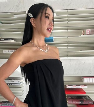 엄정화, 건강 매력과 동안 미모로 '화사한 그녀' 홍보 중