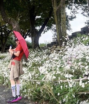 김혜수, 빨간 티에 빨간 우산 '가렸지만 가릴 수 없는 정체'