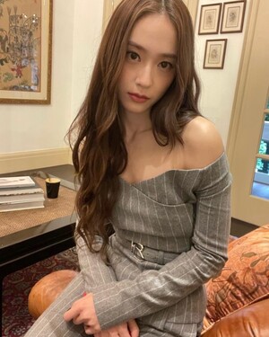 정수정(크리스탈), 스트라이프 슈트 룩으로 슬림 몸매 과시