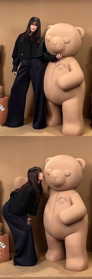 한효주, 테디 베어 옆에서 애교 발산