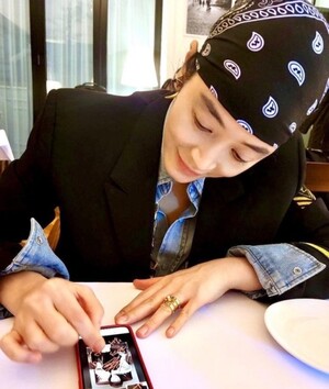 김혜수, 53살 나이 무색한 극강의 동안 피부