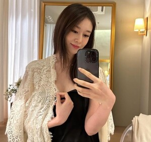 티아라 지연, 고급스러운 드레스 차림 미모 과시