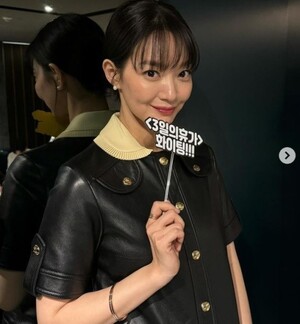 신민아, 커다란 눈+사랑스러운 보조개로 매력 과시