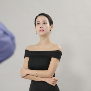 조여정, 블랙 드레스 차림 과하지 않은 성숙한 매력