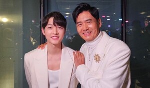 송중기+주윤발, 화이트 수트 커플 룩 '친분 과시'