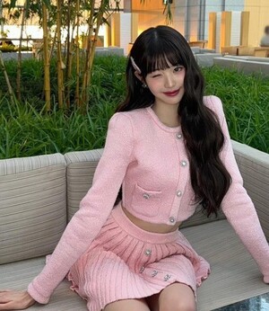 아이브 장원영, 핑크 의상으로 더욱 화려한 비주얼
