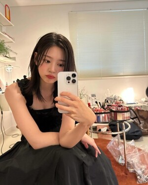 김민주, '안면 국보' 별명 입증하는 미모의 거울 셀카