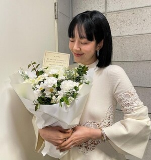 임수정, 눈 지긋이 감고 최강 동안 은근히 과시