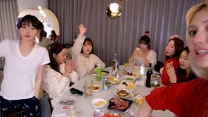 전소미, 아이오아이 멤버들과 파티 “요리 직접 만들어