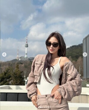 한예슬, 서울 도심서 과감한 모노키니 패션
