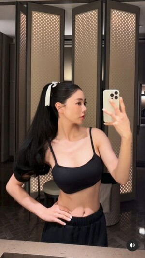 클라라, 브라톱 차림으로 뽐낸 볼륨감