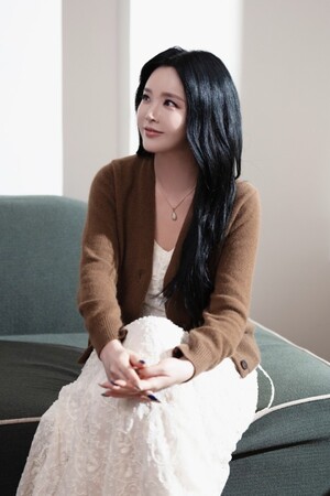 홍진영, 청초한 봄 여인-신곡 ‘봄’ 라이브 비하인드