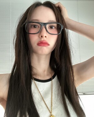 김지연(우주소녀 보나), 뿔테 안경 하나로 분위기 반전