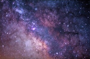 우주 초기의 퀘이사 은하를 관찰하면 우주 초기의 팽창 속도가 현재보다 5배 느리다는 것을 알 수 있다