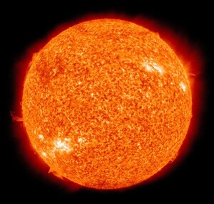 태양은 약 50억 년 후에 적색 거성으로 진화하여 지구를 잡아먹을 것이다