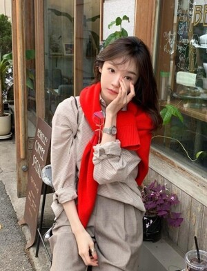 다비치 강민경, 셔츠+빨간 카디건 봄맞이 센스 패션