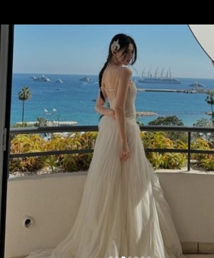 한소희, 칸에 등장한 뒤태 여신-피부가 백설공주