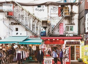 홍대앞, 새로운 세대의 거리에서 [조동범 시인 칼럼]