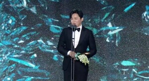 여장 투혼 조정석, 이병헌-현빈 체치고 최우수상 수상 