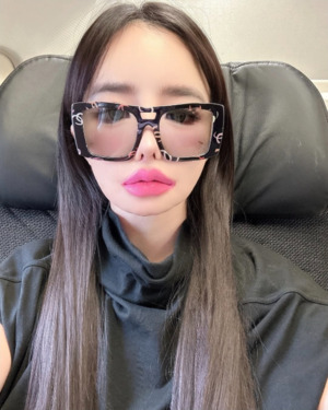 2NE1 박봄, 한국 떠나는 비행기 안에서의 패션 센스