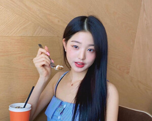 아이브 장원영, 6년 전 팬 선물 목걸이 아직도 애용