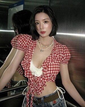 권은비, '워터밤 여신' 등극 비결 욕조에서 물 맞으며 연습