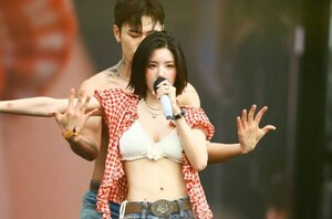 권은비, 400만 명 열광 워터밤 성공 비하인드 공개