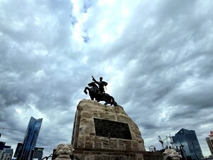 붉은 영웅, 뒤돌아보지 마라 [김동선 작가]