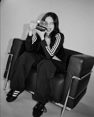 블랙핑크 제니, 발가락 신발 이어 카피바라 아디다스 유행 예감