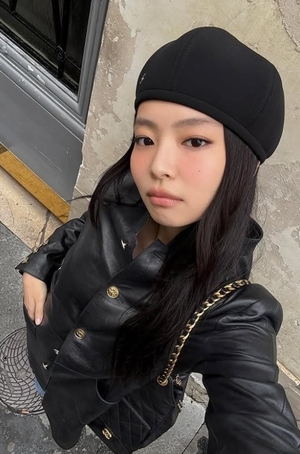 블랙핑크 제니, 올 블랙 샤넬 다이어리로 파리 점령