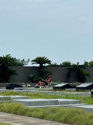 클론 구준엽, 폭우에도 묵묵히 고 서희원 묘지 지켜