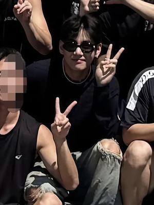 BTS 뷔, 군대 맞후임 전역식 깜짝 등장 '현장 뒤집어져'