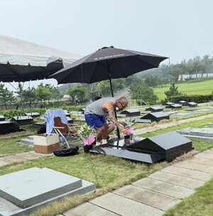 클론 구준엽, 고 서희원 묘비 껴안고 키스