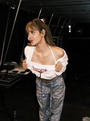 블랙핑크 리사, 과감한 어필-다소 민망한 포즈