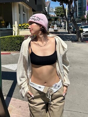 아이들 전소연, 손바닥만 한 브라톱 차림 LA 활보