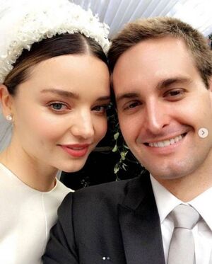 미란다 커 전 남편 올랜도 블룸, 그의 전 연인 케이티 페리 모두 사랑