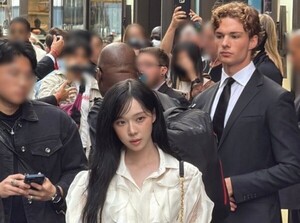 에스파 윈터 곁 지키던 백인 미남, 경호원 아닌 모델