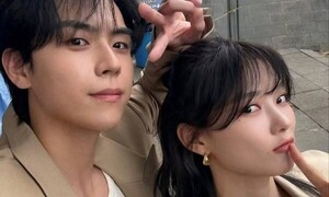 김유정, 열애설 김도훈과 당당하게 포즈 취해