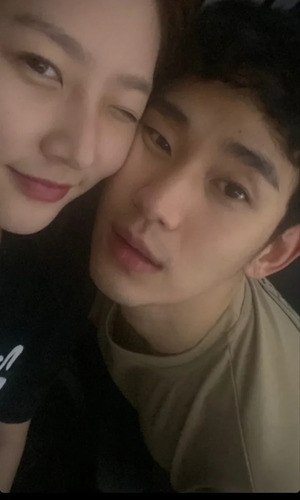 김수현 측 “故 김새론과의 사진, 성인 된 2020년 촬영”