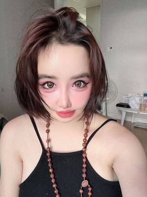 2NE1 박봄, 민낯이나 진하게 화장한 얼굴이나