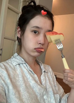 아이유, 살쪘다더니 날씬한 다리 과시