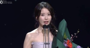 아이유, '폭싹'으로 드디어 여자 연기자상 수상