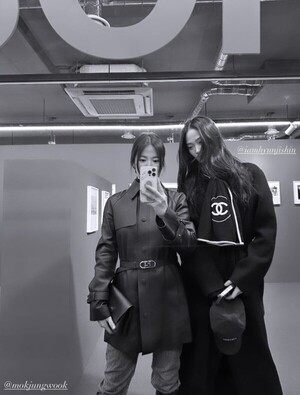 송혜교, 포토그래퍼 목정욱 우중 결혼식 축하